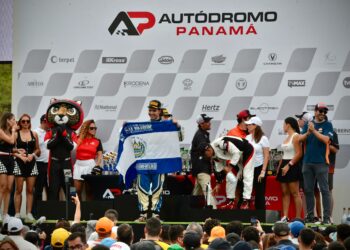 Piloto salvadoreño gana en Panamá y se convierte en el más joven en triunfar en categoría Super V8
