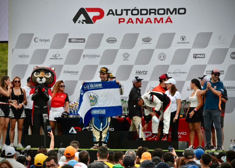 Piloto salvadoreño gana en Panamá y se convierte en el más joven en triunfar en categoría Super V8