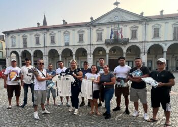 Asociación de Salvadoreños en Trecate entrega uniformes deportivos a compatriotas