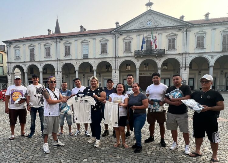 Asociación de Salvadoreños en Trecate entrega uniformes deportivos a compatriotas