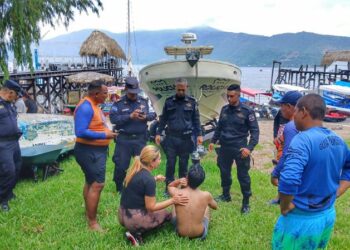 Policías salvan a dos menores que eran arrastrados por corriente en el lago de Coatepeque
