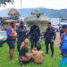 Policías salvan a dos menores que eran arrastrados por corriente en el lago de Coatepeque