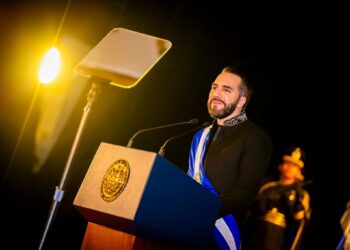 Presidente Bukele lamenta herencia de escuelas y hospitales en ruinas