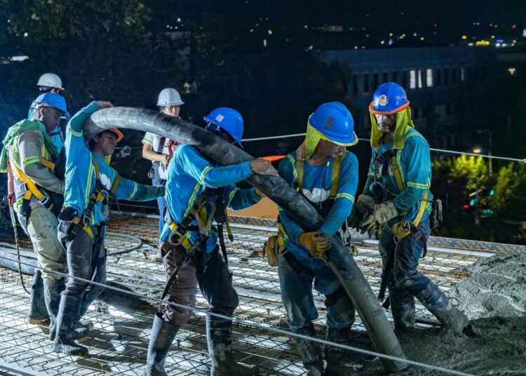 Inicia colado de losa superior de la nueva pasarela en el Hospital Rosales