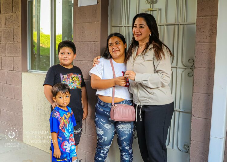 Entregan llaves de su nueva casa a 33 familias salvadoreñas