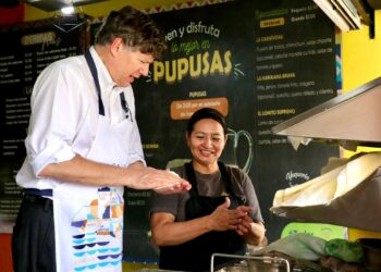 Vicesecretario de Estado de EEUU disfruta de las pupusas salvadoreñas
