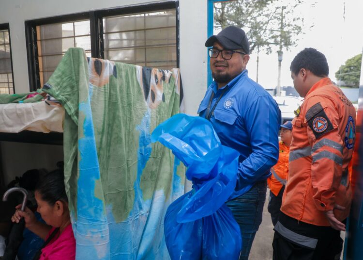 Familias albergadas en San Salvador reciben kits de higiene