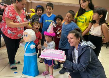 Pequeña celebra su cumpleaños en albergue de San Salvador