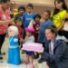 Pequeña celebra su cumpleaños en albergue de San Salvador