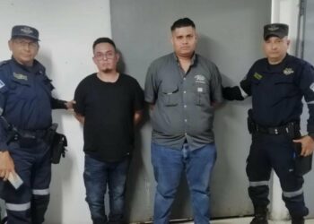 Capturan a dos motoristas del transporte colectivo por disputarse la vía en Santa Tecla