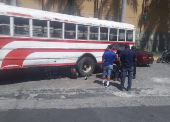 Bus de la ruta 31 atropella a motociclista en Soyapango