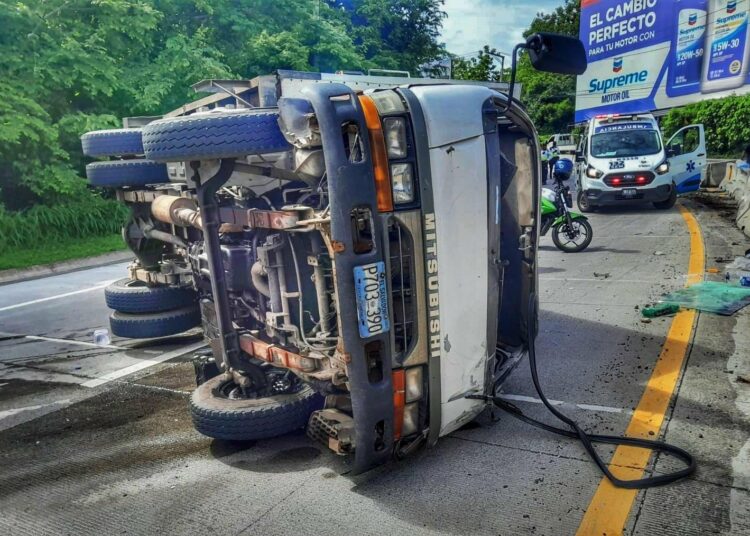 Camion pierde el control y vuelca en curva El Papaturro