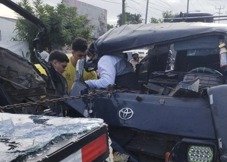 Cinco lesionados y un atrapado deja accidente vial en Soyapango