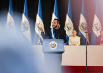 Presidente Bukele cuestiona a medios internacionales por ocultar violencia de gobiernos pasados