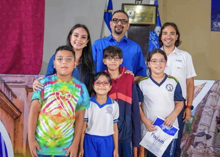 “Ventanitas de Luz” entrega 2,500 lentes a niños y jóvenes de Santa Ana