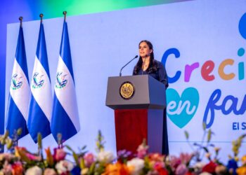 Gabriela de Bukele participa en clausura del programa “Creciendo en Familia”