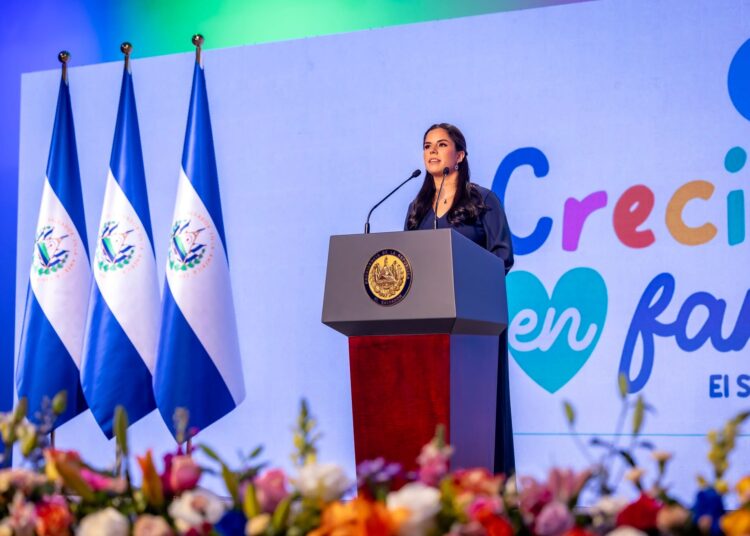 Gabriela de Bukele participa en clausura del programa “Creciendo en Familia”