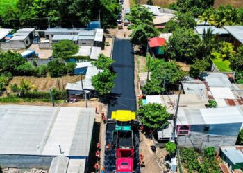 Comienzan trabajos de asfaltado en calle hacia Termos del Río, en Ciudad Arce