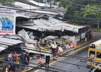 Rastra choca contra pick up y destruye varios puestos del mercado de Lourdes Colón
