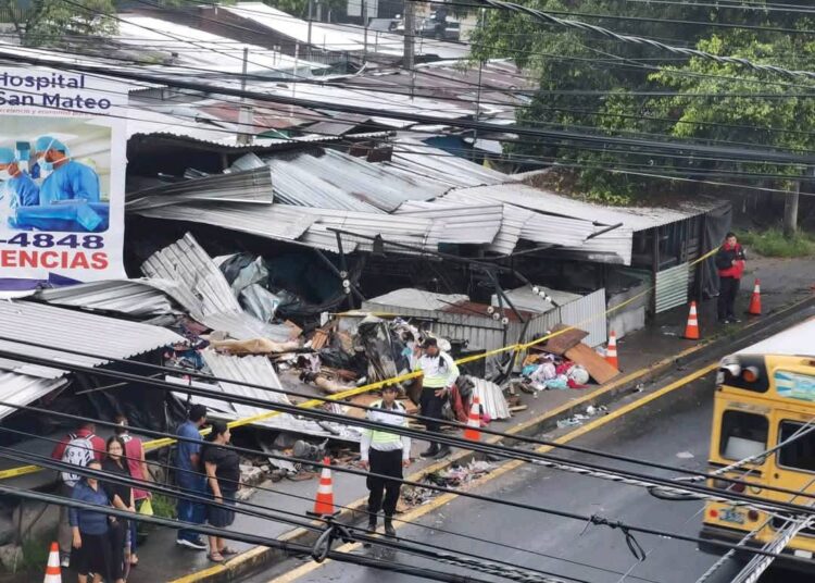Rastra choca contra pick up y destruye varios puestos del mercado de Lourdes Colón