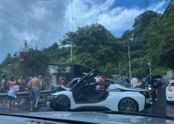 Accidente de vehículo de lujo colapsa tráfico en ambos sentidos de la carretera a los Planes de Renderos