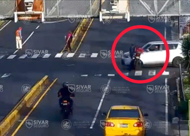 Se pasó el semáforo en rojo y provoca choque con motociclista en San Salvador