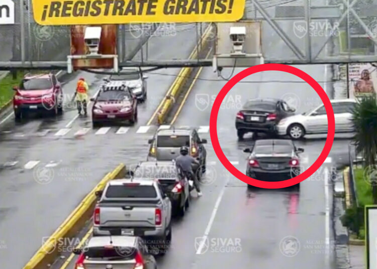 Vehículo irrespetó semáforo en rojo y provocó accidente