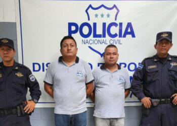 Capturan a dos motoristas por protagonizar pelea dentro de microbús