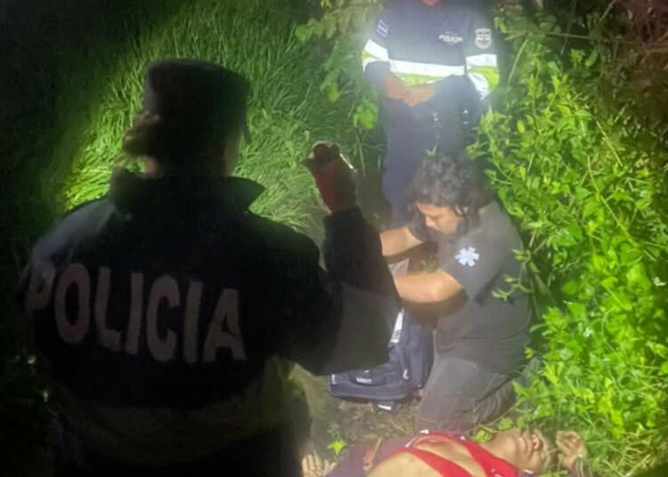 Motociclista en estado de ebriedad sobrevive tras impactar con separadores