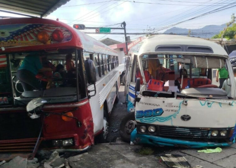 Choque entre bus y microbús deja al menos diez lesionados en San Salvador