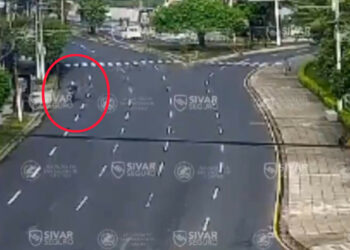 Motociclista se estrella en la plaza Salvador del Mundo por conducir a velocidad inadecuada