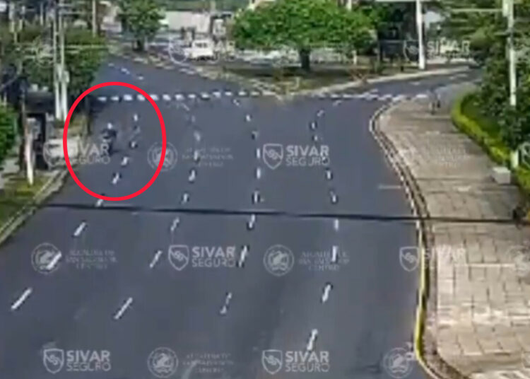 Motociclista se estrella en la plaza Salvador del Mundo por conducir a velocidad inadecuada