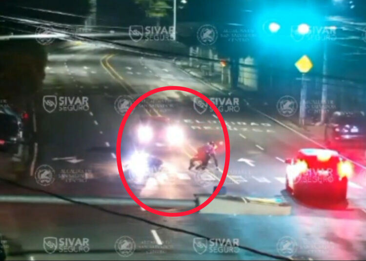 Vehículo arrolla a motociclista detenido en semáforo de la colonia San Francisco