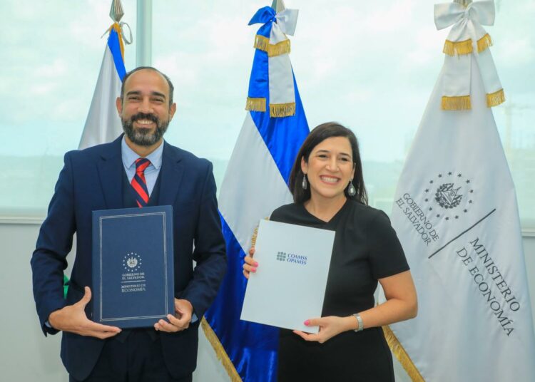 Ministerio de Economía y COAMSS-OPAMSS firman convenio para agilizar trámites de inversión