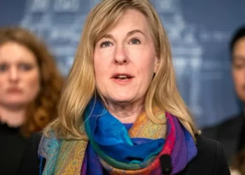 Demócrata pierde la vida junto a su esposo en ataque armado