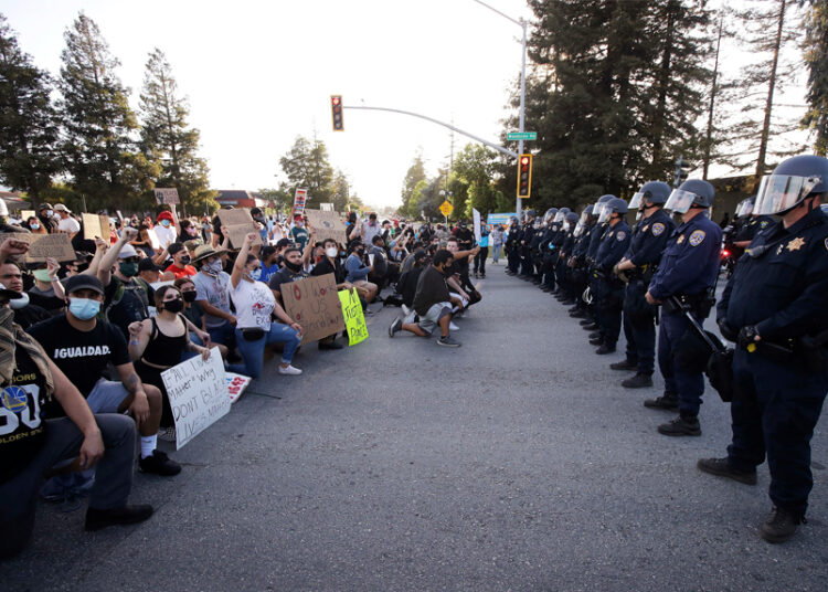 Gobernador de California advierte sobre uso de militares para contener protestas