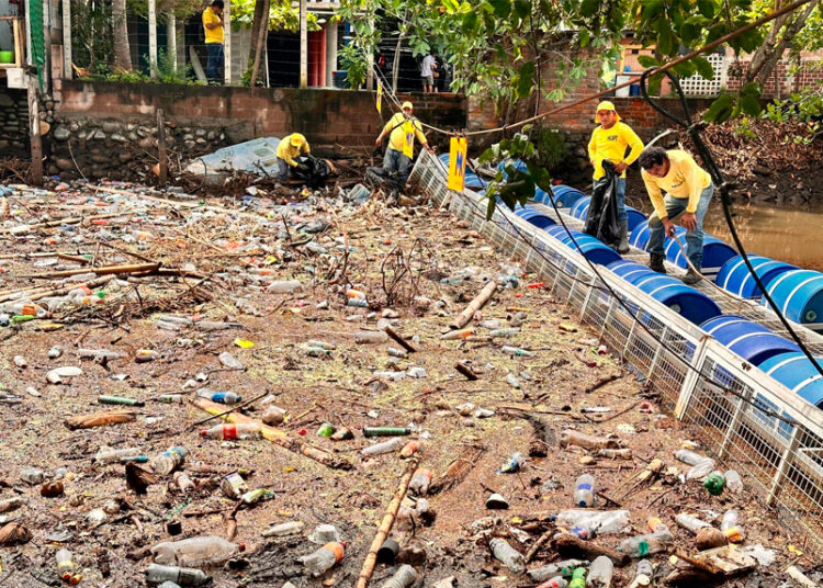 Retiran desechos flotantes acumulados en riobardas de playa El Tunco