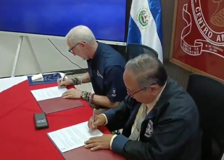 Más de 100 jóvenes de escuelas públicas podrán estudiar Medicina en la UES gracias a nuevas becas