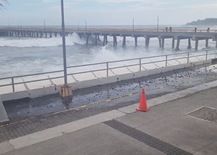 Alertan de fuerte oleaje en La Libertad y lluvias en el AMSS