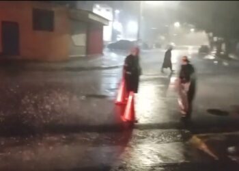 Cierran vía en colonia Médica por acumulación de agua debido a fuertes lluvias