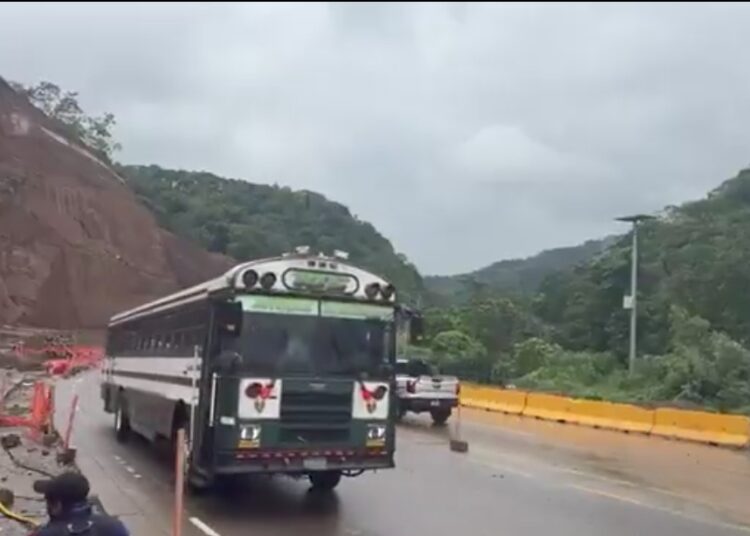 MOP ejecuta acciones preventivas en tramo Los Chorros durante lluvias de este lunes