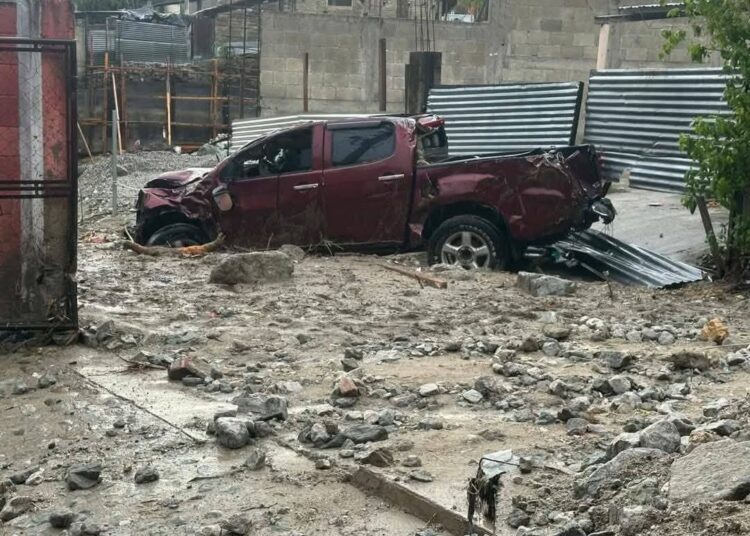 Rio se desborda y causa daños materiales en Guatemala