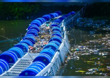 Colocan ríobardas en El Tunco y playa El Limón para retener basura que llega a las costas