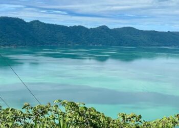 Lago de Coatepeque color turquesa
