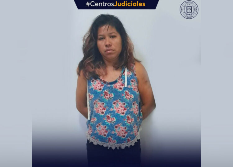Mujer acusada de asesinar a su pareja con un cuchillo continuará en prisión