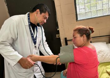 Comuna capitalina brinda atención médica a personas albergadas por lluvias