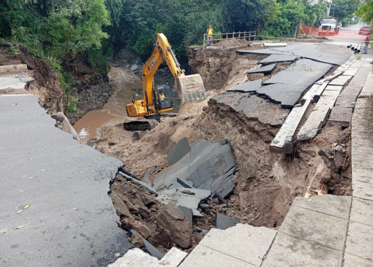 Gobierno trabaja en la remoción del puente colapsado en Villa Lourdes, Colón
