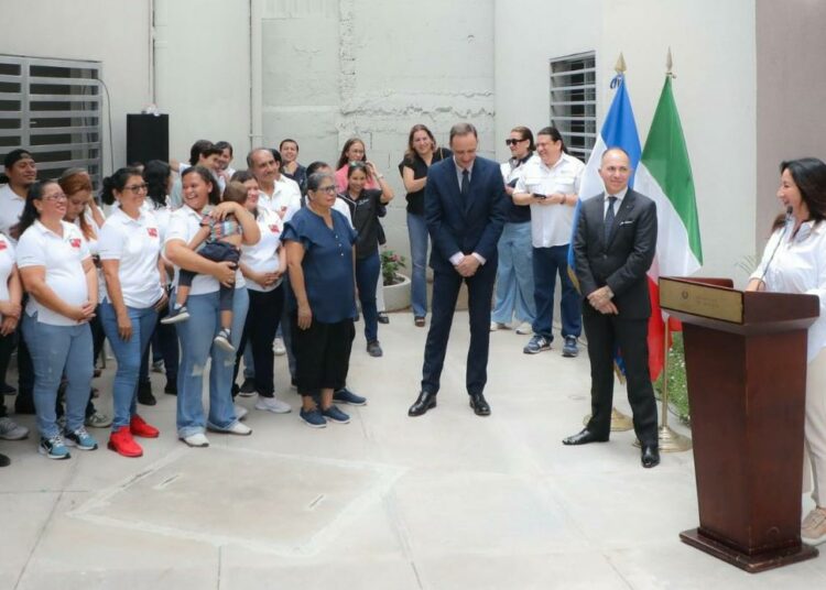 Gobierno entrega las llaves de sus nuevos apartamentos a familias del Barrio San Esteban de San Salvador