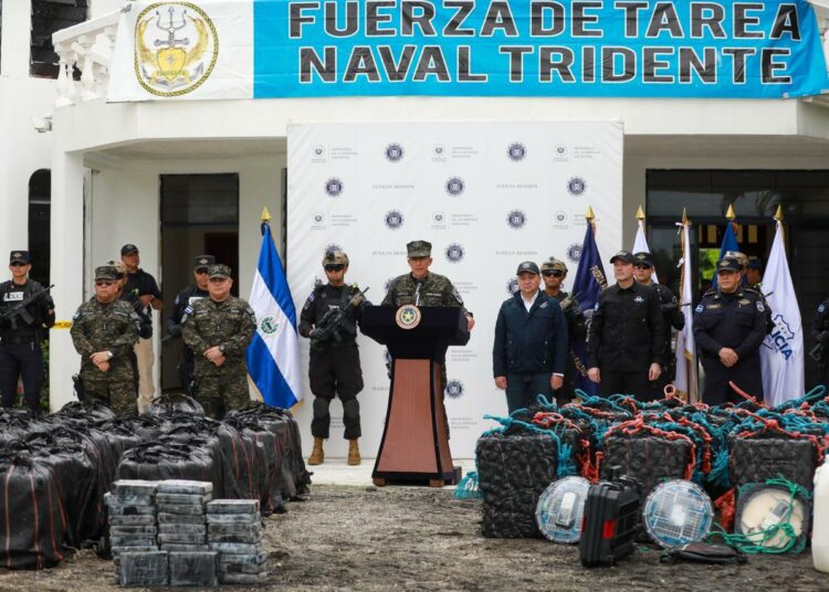 Presentan histórico decomiso de cocaína valorado en $157.4 millones y capturan a 17 narcotraficantes