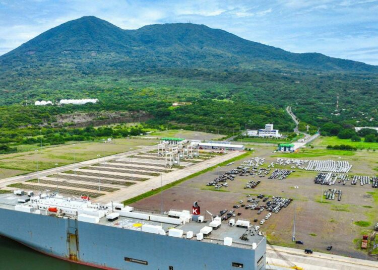 Arriba el buque carrero Seven Seas Highway al puerto de La Unión